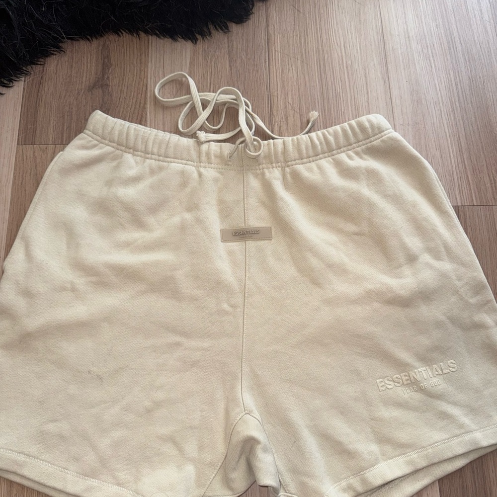 Essentials Men’s Cream Shorts size Large